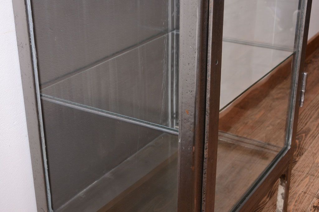 ヴィンテージ家具　ヨーロッパビンテージ　古い縦型ガラスケース
