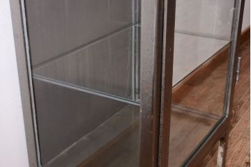 ヴィンテージ家具　ヨーロッパビンテージ　古い縦型ガラスケース