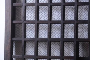 総欅製!明治大正期の古いくぐり戸(蔵戸・格子戸、玄関戸)