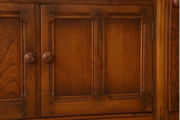 ヴィンテージ家具　イギリスビンテージ　アーコール　上質なサイドボード