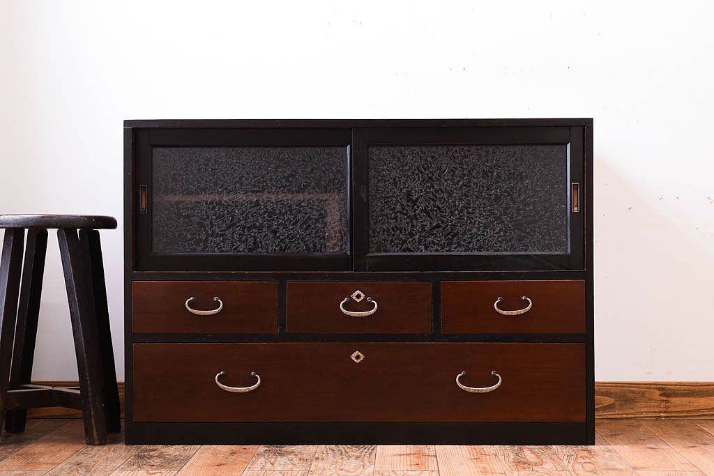 アンティーク家具　和製アンティーク 結霜ガラスが入ったローボード(箪笥・ローチェスト)