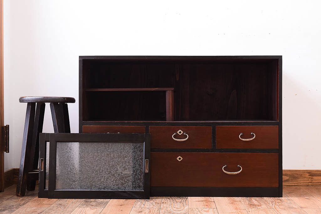 アンティーク家具　和製アンティーク 結霜ガラスが入ったローボード(箪笥・ローチェスト)