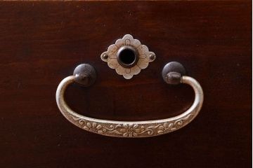 アンティーク家具　和製アンティーク 結霜ガラスが入ったローボード(箪笥・ローチェスト)