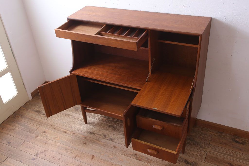 ヴィンテージ家具　G-PLAN 北欧ビンテージ　チーク材製サイドボード(サイドキャビネット)