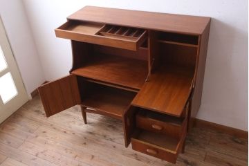 ヴィンテージ家具　G-PLAN 北欧ビンテージ　チーク材製サイドボード(サイドキャビネット)