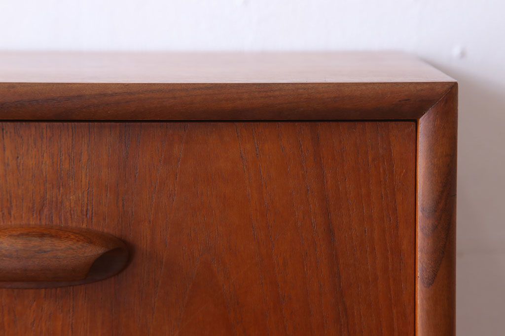 ヴィンテージ家具　G-PLAN 北欧ビンテージ　チーク材製サイドボード(サイドキャビネット)