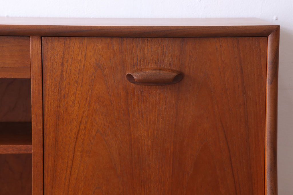 ヴィンテージ家具　G-PLAN 北欧ビンテージ　チーク材製サイドボード(サイドキャビネット)