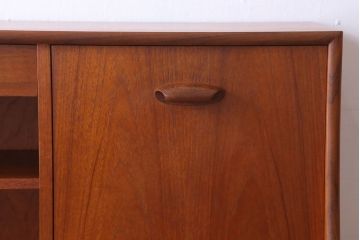 ヴィンテージ家具　G-PLAN 北欧ビンテージ　チーク材製サイドボード(サイドキャビネット)