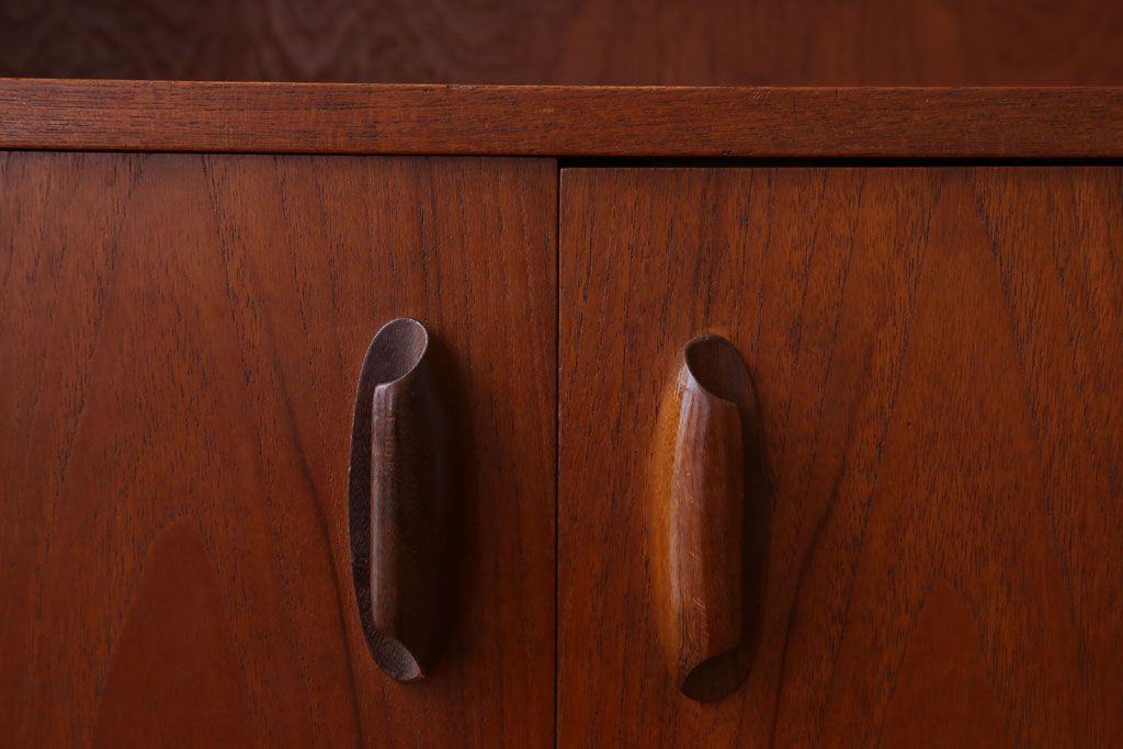 ヴィンテージ家具　G-PLAN 北欧ビンテージ　チーク材製サイドボード(サイドキャビネット)