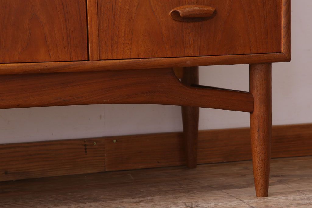 ヴィンテージ家具　G-PLAN 北欧ビンテージ　チーク材製サイドボード(サイドキャビネット)