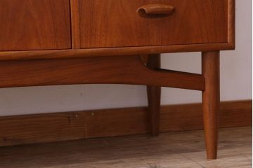 ヴィンテージ家具　G-PLAN 北欧ビンテージ　チーク材製サイドボード(サイドキャビネット)