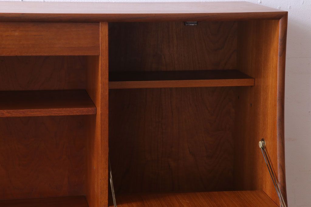 ヴィンテージ家具　G-PLAN 北欧ビンテージ　チーク材製サイドボード(サイドキャビネット)