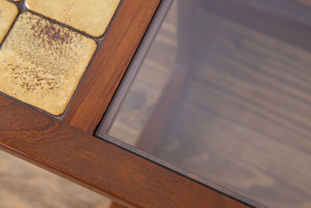 ヴィンテージ家具　G-PLAN 北欧ビンテージ　タイル・ガラス入りセンターテーブル