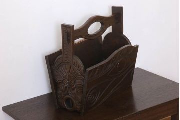 アンティーク雑貨　和製アンティーク　古い木の彫刻入りマガジンラック