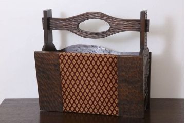 アンティーク雑貨　和製アンティーク　古い木の彫刻入りマガジンラック