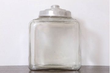 アンティーク雑貨　昭和レトロ　蓋付き!アンティークのガラス瓶(ビン)