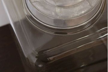 アンティーク雑貨　昭和レトロ　蓋付き!アンティークのガラス瓶(ビン)