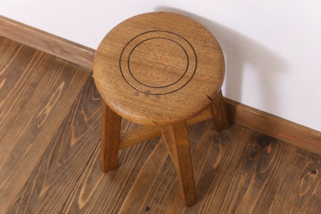 アンティーク家具　ラワン材製　和製アンティークのシンプルな丸スツール(1)