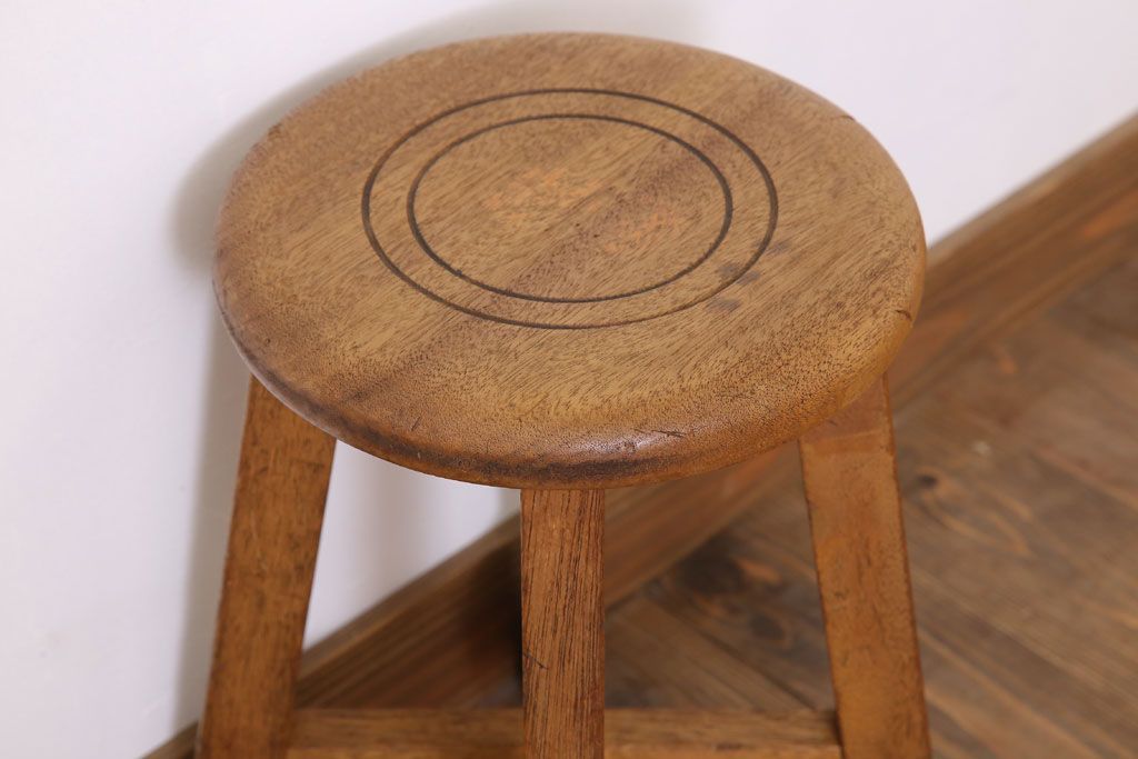 アンティーク家具　ラワン材製　和製アンティークのシンプルな丸スツール(1)