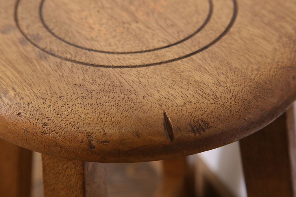 アンティーク家具　ラワン材製　和製アンティークのシンプルな丸スツール(1)