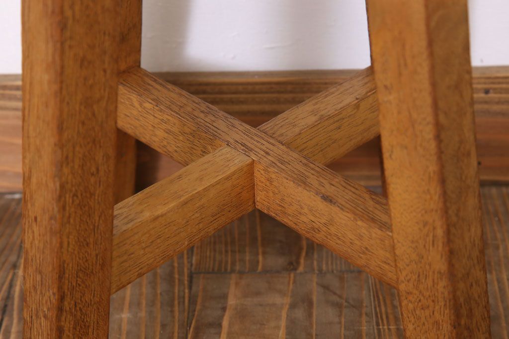 アンティーク家具　ラワン材製　和製アンティークのシンプルな丸スツール(1)