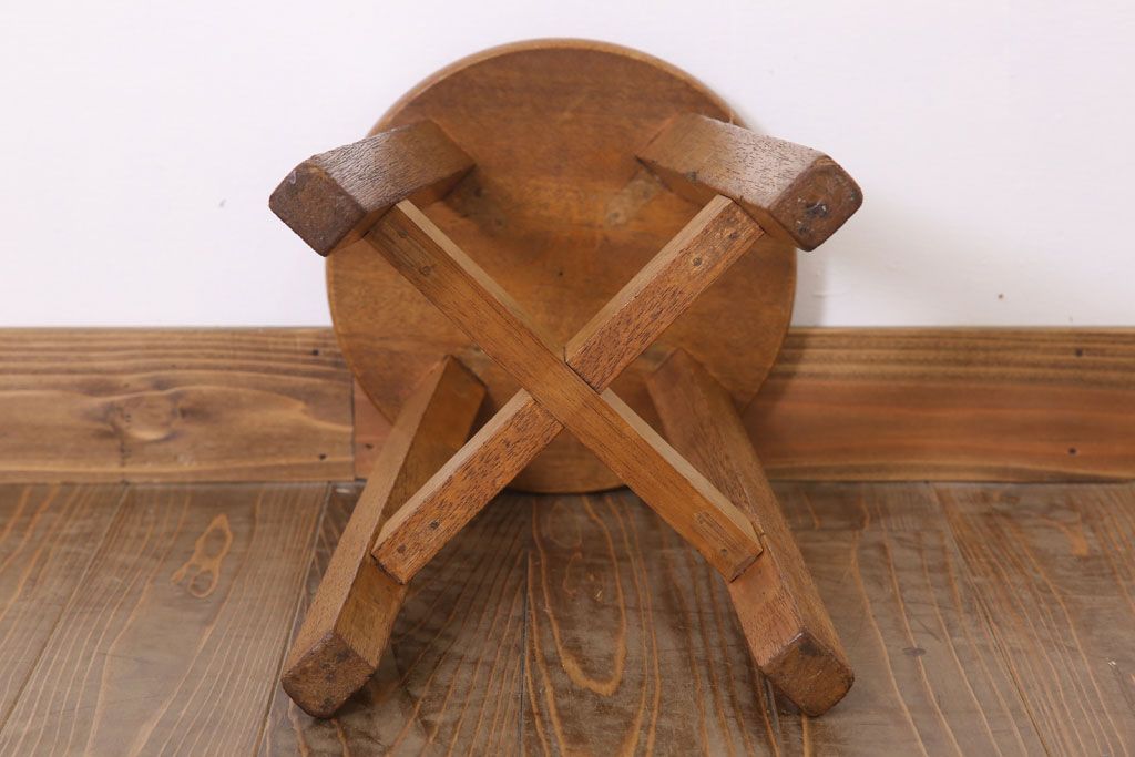 アンティーク家具　ラワン材製　和製アンティークのシンプルな丸スツール(1)