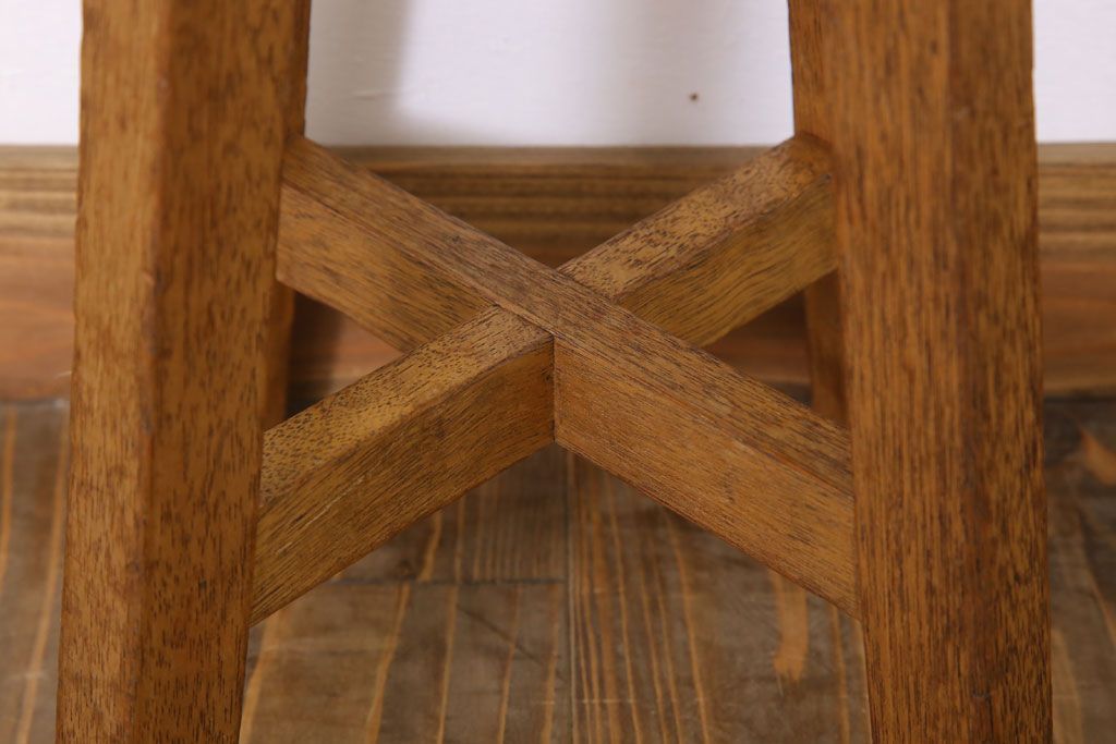 アンティーク家具　ラワン材製　和製アンティークのシンプルな丸スツール(2)