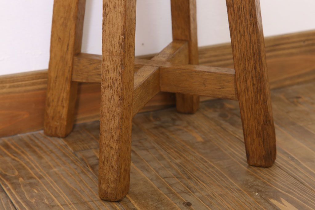 アンティーク家具　ラワン材製　和製アンティークのシンプルな丸スツール(2)