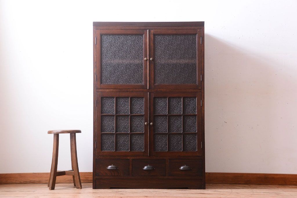 アンティーク家具　ダイヤガラス入り　大正ロマン　古いナラ材製のアンティーク食器棚(戸棚)