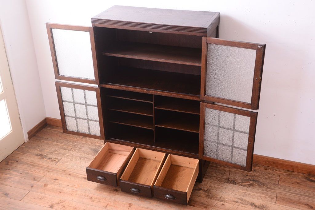 アンティーク家具　ダイヤガラス入り　大正ロマン　古いナラ材製のアンティーク食器棚(戸棚)