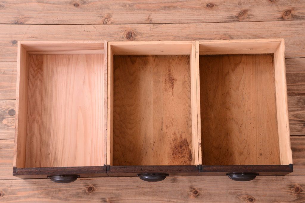 アンティーク家具　ダイヤガラス入り　大正ロマン　古いナラ材製のアンティーク食器棚(戸棚)