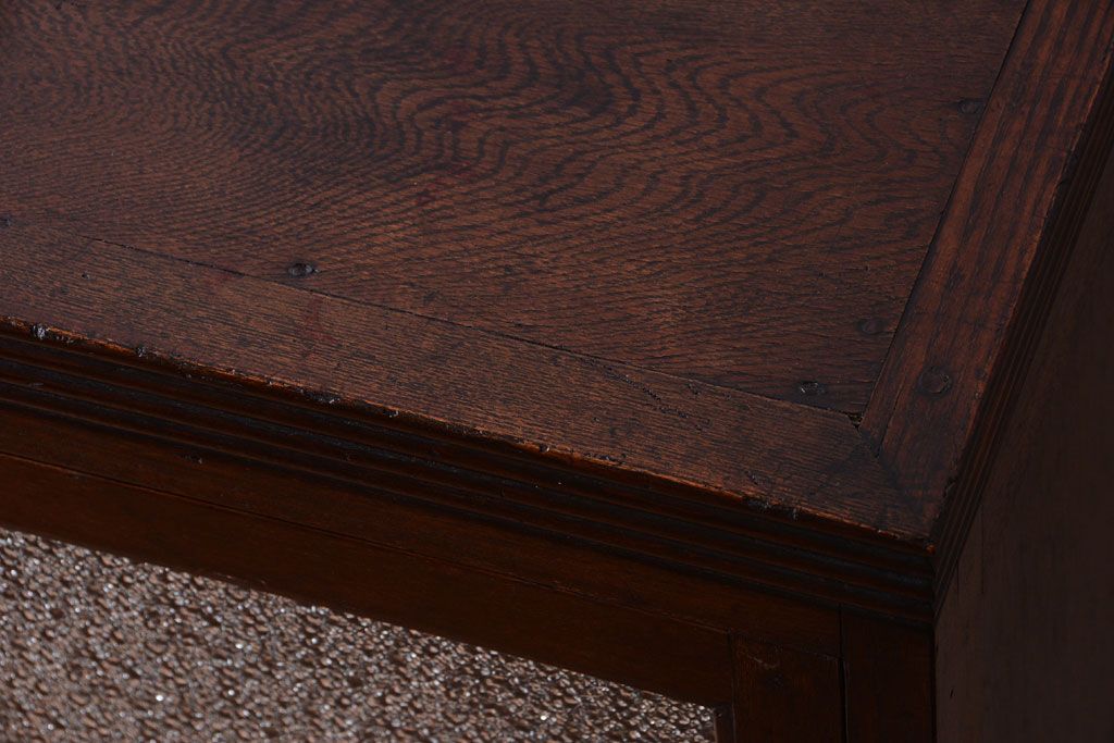 アンティーク家具　ダイヤガラス入り　大正ロマン　古いナラ材製のアンティーク食器棚(戸棚)