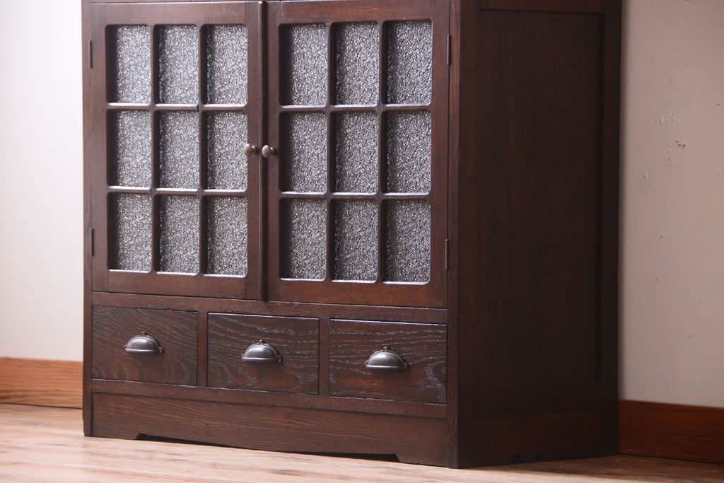 アンティーク家具　ダイヤガラス入り　大正ロマン　古いナラ材製のアンティーク食器棚(戸棚)