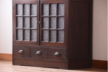 アンティーク家具　ダイヤガラス入り　大正ロマン　古いナラ材製のアンティーク食器棚(戸棚)