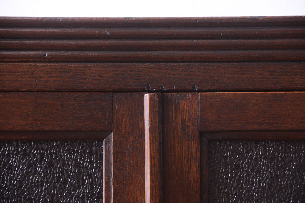 アンティーク家具　ダイヤガラス入り　大正ロマン　古いナラ材製のアンティーク食器棚(戸棚)