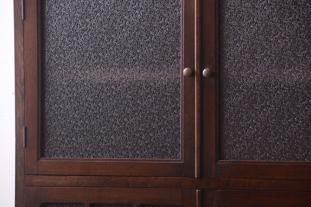 アンティーク家具　ダイヤガラス入り　大正ロマン　古いナラ材製のアンティーク食器棚(戸棚)