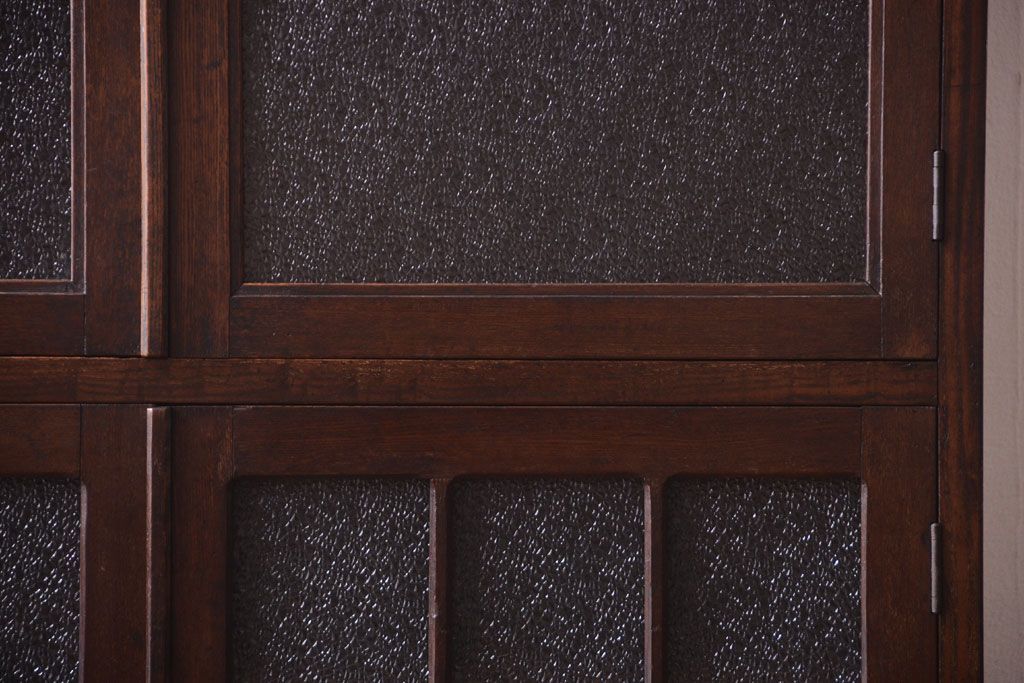 アンティーク家具　ダイヤガラス入り　大正ロマン　古いナラ材製のアンティーク食器棚(戸棚)