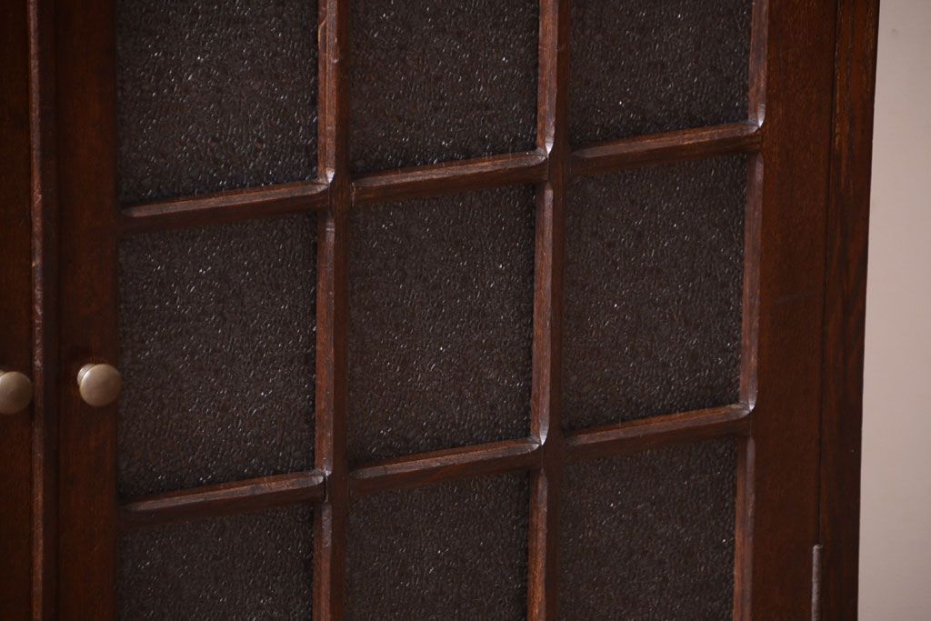 アンティーク家具　ダイヤガラス入り　大正ロマン　古いナラ材製のアンティーク食器棚(戸棚)