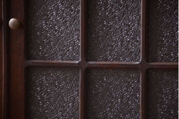 アンティーク家具　ダイヤガラス入り　大正ロマン　古いナラ材製のアンティーク食器棚(戸棚)