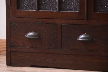 アンティーク家具　ダイヤガラス入り　大正ロマン　古いナラ材製のアンティーク食器棚(戸棚)