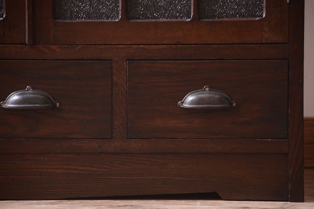 アンティーク家具　ダイヤガラス入り　大正ロマン　古いナラ材製のアンティーク食器棚(戸棚)