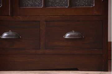 アンティーク家具　ダイヤガラス入り　大正ロマン　古いナラ材製のアンティーク食器棚(戸棚)