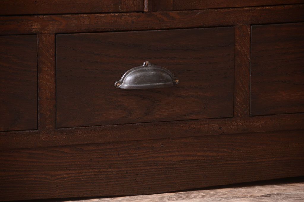 アンティーク家具　ダイヤガラス入り　大正ロマン　古いナラ材製のアンティーク食器棚(戸棚)