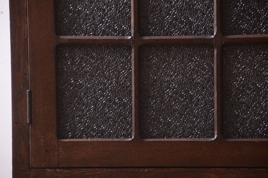 アンティーク家具　ダイヤガラス入り　大正ロマン　古いナラ材製のアンティーク食器棚(戸棚)