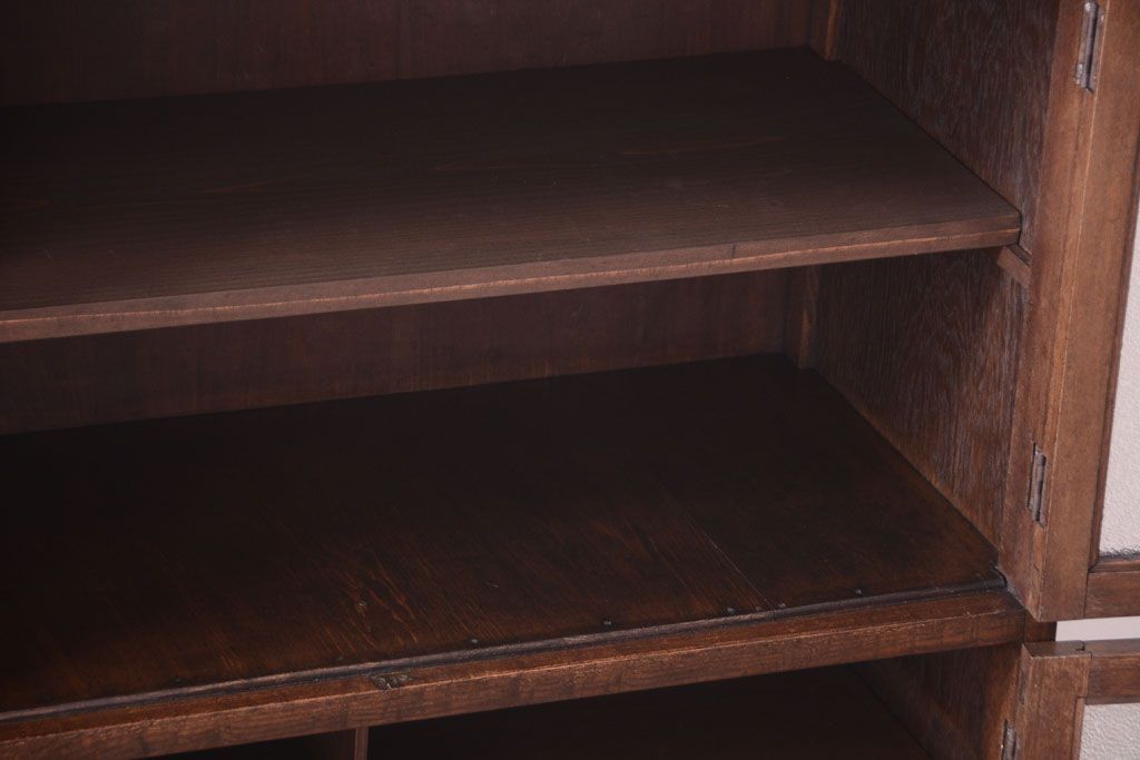 アンティーク家具　ダイヤガラス入り　大正ロマン　古いナラ材製のアンティーク食器棚(戸棚)