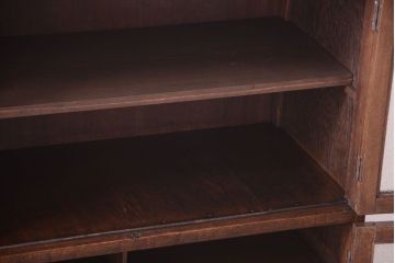 アンティーク家具　ダイヤガラス入り　大正ロマン　古いナラ材製のアンティーク食器棚(戸棚)