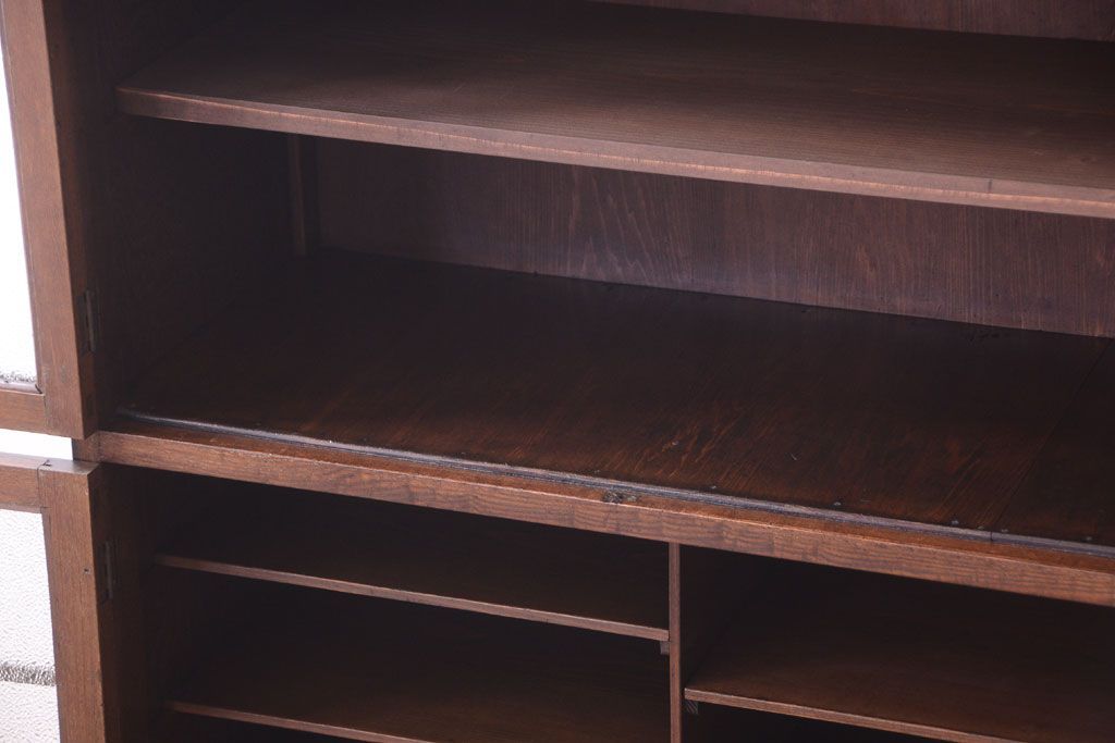 アンティーク家具　ダイヤガラス入り　大正ロマン　古いナラ材製のアンティーク食器棚(戸棚)