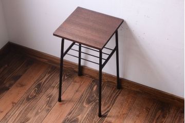 アンティーク家具　シンプルな鉄脚サイドテーブル(1)