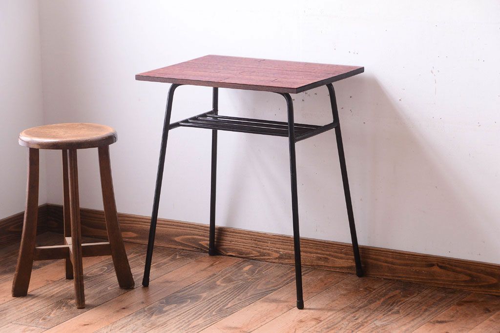 アンティーク家具　シンプルな鉄脚サイドテーブル(2)