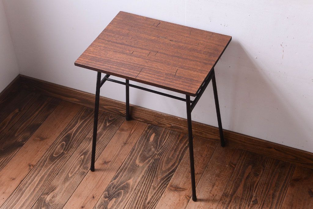 アンティーク家具　シンプルな鉄脚サイドテーブル(2)